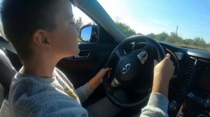 За рулем INFINITI FX 37! Дети за рулем. Машина родителей. Дети и машиа.