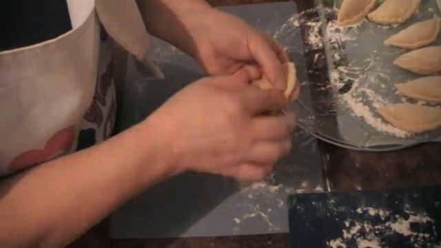 Тесто для варенников и пельменей . Мне понравилось , действительно вкусное и не рвется при варке . смотреть онлайн