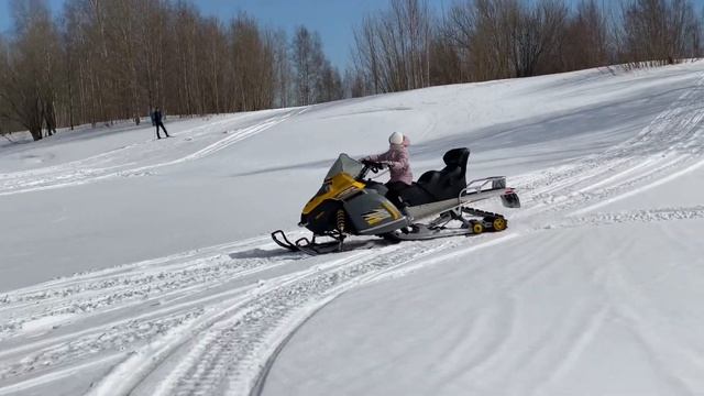Доча учится водить снегоход, вроде получается. смотреть онлайн
