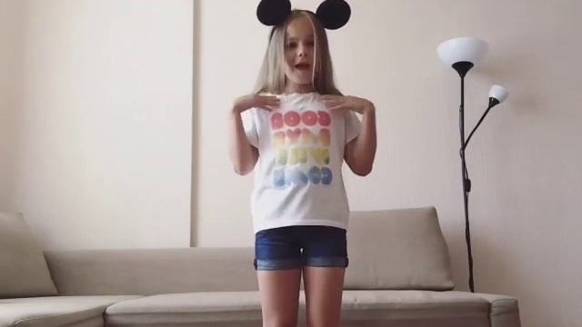 Ламбада мы танцуем у бара весь день. смотреть онлайн