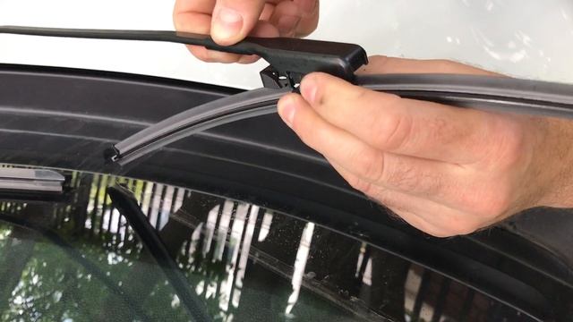Установка замена щеток дворников Valeo SWF на автомобиль Renault с типом крепления от VALEO - GEN2V смотреть онлайн