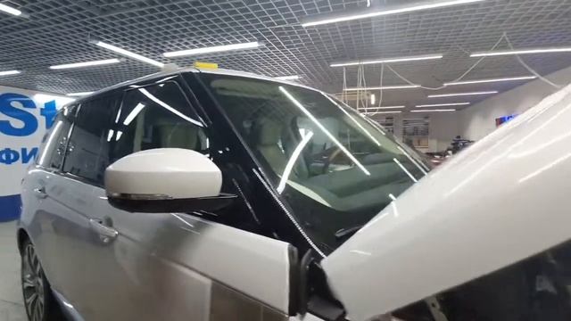 Range Rover - бронирование полиуретановой пленкой, оклейка в черный глянец зеркал и элементов крыши смотреть онлайн