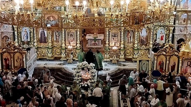 "Свят Господь Бог наш..." Братія Почаївської Лаври смотреть онлайн