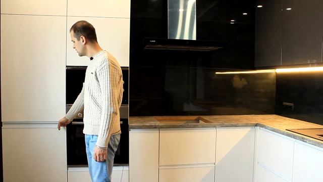 Угловая кухня в современном стиле на 15 кв.м. Дизайн белой кухни без ручек в новостройке смотреть онлайн