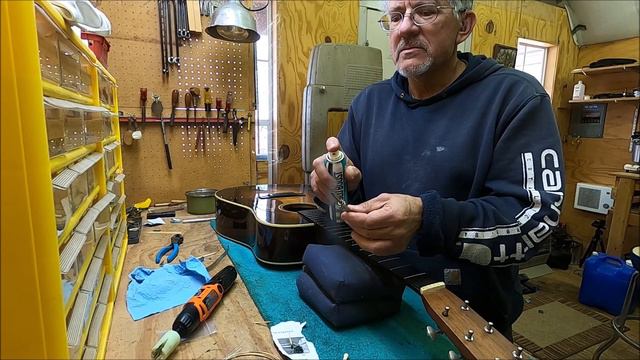 Troubleshooting tight guitar tuners смотреть онлайн