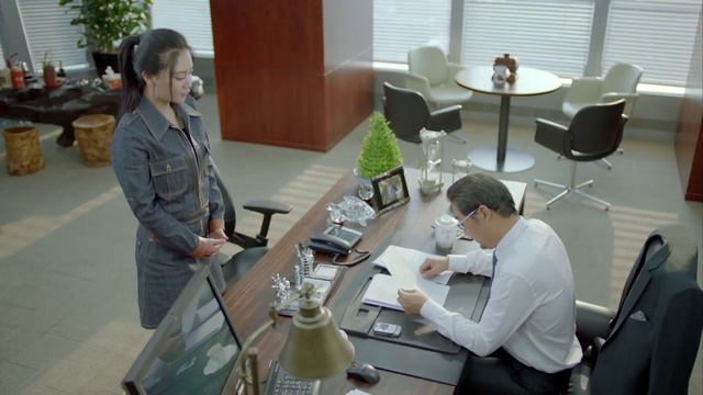 小三製造親密接觸勾引丈夫，丈夫忍不住誘惑，果然上鉤！ смотреть онлайн