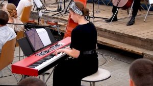 ? Виолончель  Пианино ? Христос надежда тех сердец ? В зале тишина.