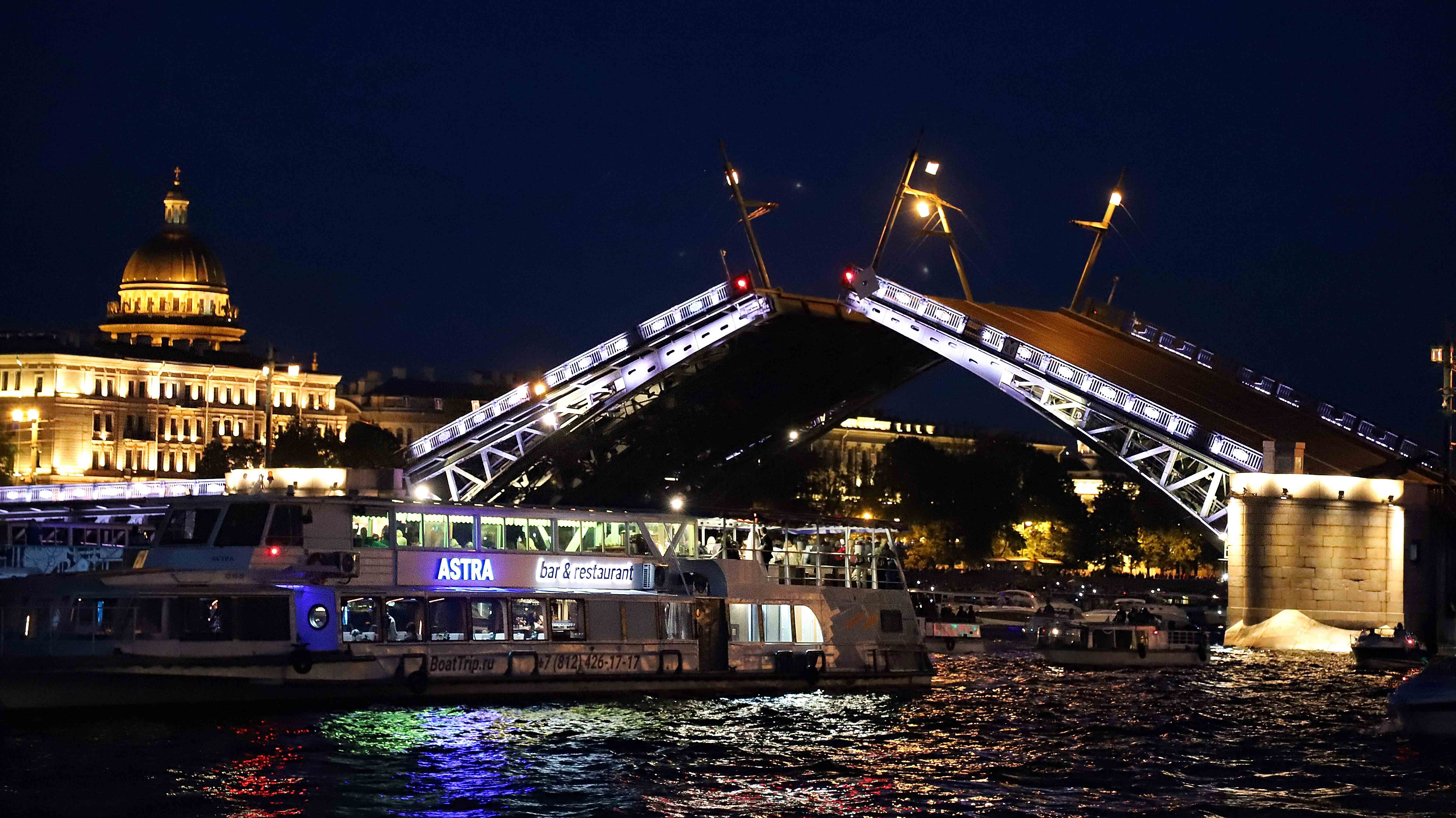 Развод мостов в Санкт-Петербурге. Ночная прогулка по Неве смотреть онлайн