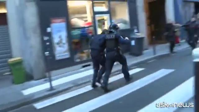 Parigi, tensioni intorno a centro curdo, polizia usa lacrimogeni смотреть онлайн