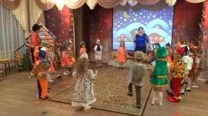 На пороге Новый год / Вход на праздник в средней группе