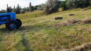 Тюкуем сено помощью пресс подборщика  на тракторе т 40. Сollecting grass usingabaler #T40#Collectin