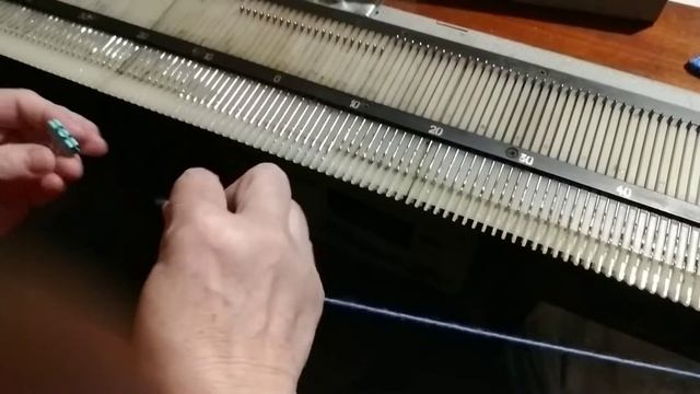 2 способа набора петель с уплотненным краем на машине Нева-5 смотреть онлайн