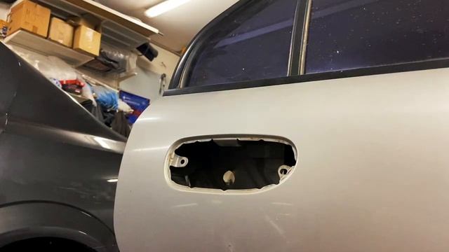 Как вытащить замок задней двери Mitsubishi Carisma смотреть онлайн