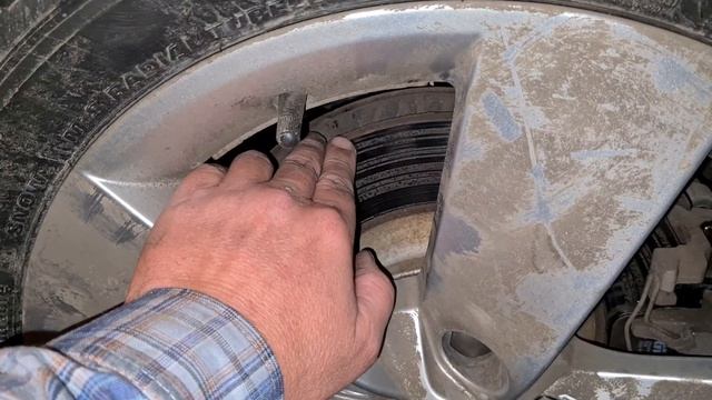 80 тыс км на Кодиаке. Меняем задние тормозные колодки. смотреть онлайн