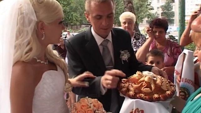 Молодые откусили по кусочку каравая смотреть онлайн