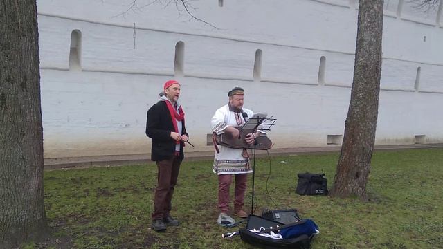 Уличные музыканты. Песня называется " Христос воскресе! " смотреть онлайн