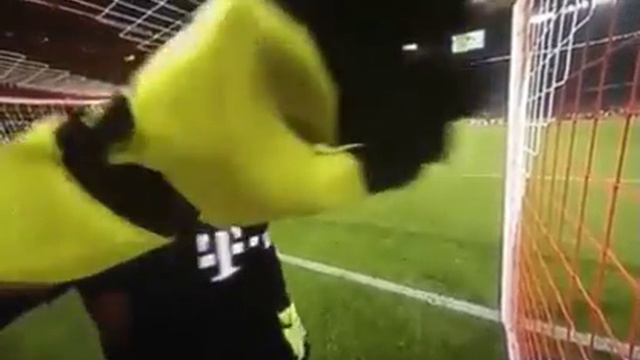 Когда Нойеру скучно смотреть онлайн