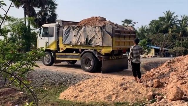 Amazing Powerful Bulldozer Pushing land Building New Road & Skill Operator Dump Truck Dumping смотреть онлайн