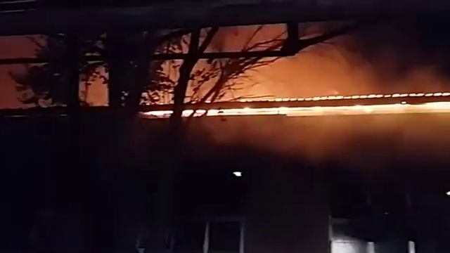 Кровля цеха горит в Таганроге смотреть онлайн