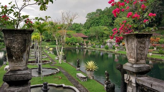 Водный дворец Tirta Gangga на острове Бали на канале Travellancer смотреть онлайн