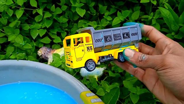 Membersihkan Mainan Mobil Mobilan, Truck Molen, Excavator, Truck Kontainer