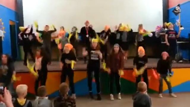 ПИРАТСКИЙ ТАНЕЦ ИЛИ ТАНЕЦ ПИРАТЫ В ЛАГЕРЕ "ИСКРА" 4 СМЕНА 2021 г. ЮНЫЕ ТАЛАНТЫ ИЗ 2 ОТРЯДА ЗАЖИГАЮТ смотреть онлайн