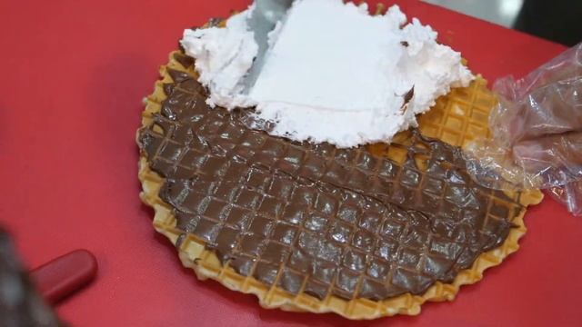 와플+크레페? 반반 섞인 콘크레페 / folding crepe Waffle / korean street food смотреть онлайн