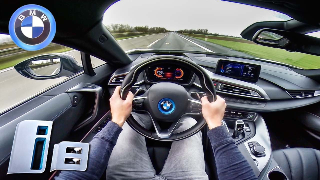 BMW i8 езда на автомагистрале. смотреть онлайн