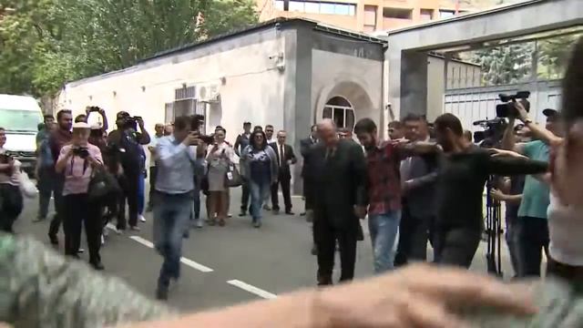 Президент Армении станцевал армянский танец КОЧАРИ с протестующими экологами в Ереване. смотреть онлайн