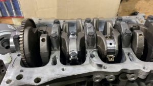 Хендай Санта Фе G4KE.провернуло шатун.удаляем балансиры,ставим насос от G4KD.