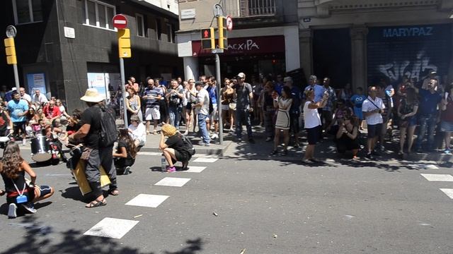 Праздник района Грасия в Барселоне (1) смотреть онлайн