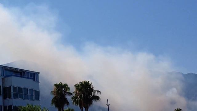 Кемере весь день пожар, в горах не подалеку горит лес, тушат и самолёты и куча вертолётов. смотреть онлайн