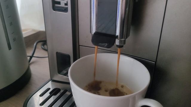 Make a Coffee - Make a latte - Delonghi Magnifica Evo Automatic Coffee Machine смотреть онлайн