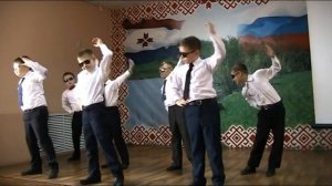 Современный танец мальчиков в школе