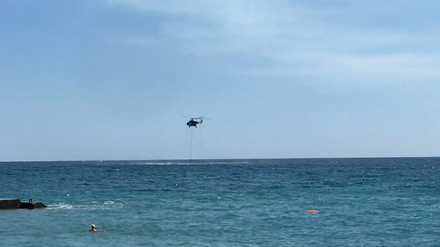 Пожарный вертолёт набирает Воду напротив пляжа Ялта-Интурист для борьбы со стихией в лесах на ЮБК смотреть онлайн