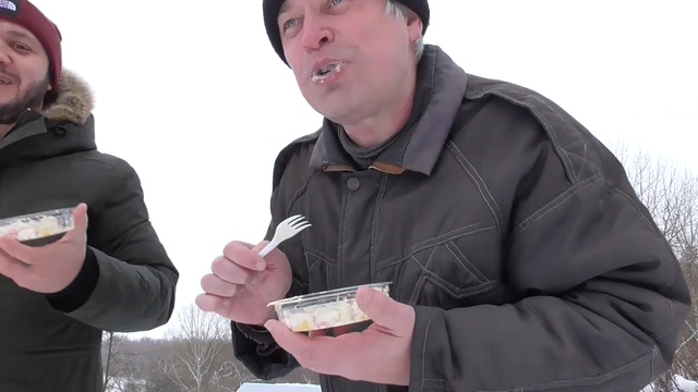 Мы кушаем салаты, холодец и икру на природе