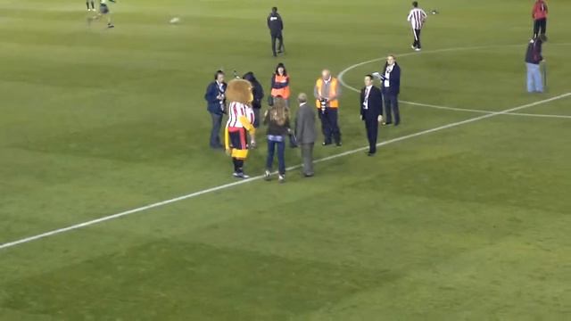 Joss Stone joining the supporters trust at Exeter City FC 24/08/11 смотреть онлайн