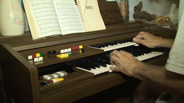 Yamaha Organ 35 Years old смотреть онлайн