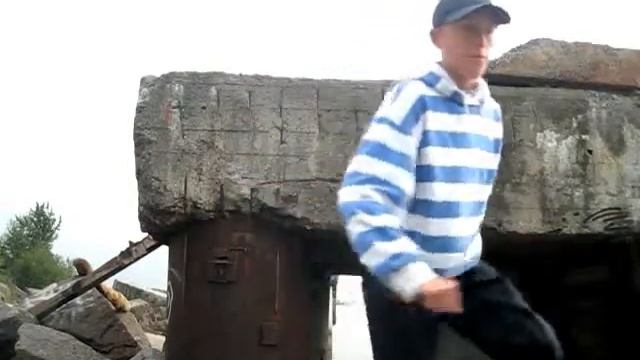 На турниках, и как слезть(залезть) на бетонную стену. смотреть онлайн