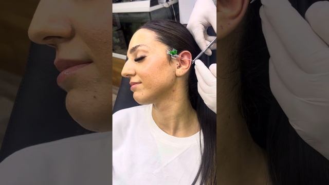 Forward Helix Piercing İşlemi смотреть онлайн