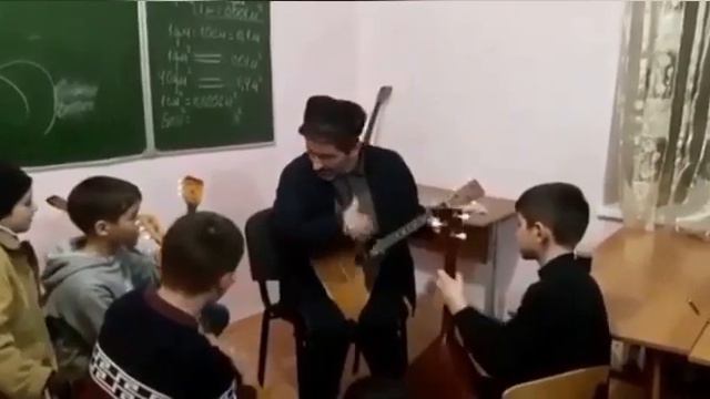 Директор интерната с. Мацута обучает детей игре на балалайке смотреть онлайн
