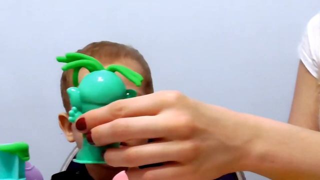 ИЛЮША и МАМА делают причёски Троллям Play-Doh! В кого Илюша превратил тролля??? смотреть онлайн