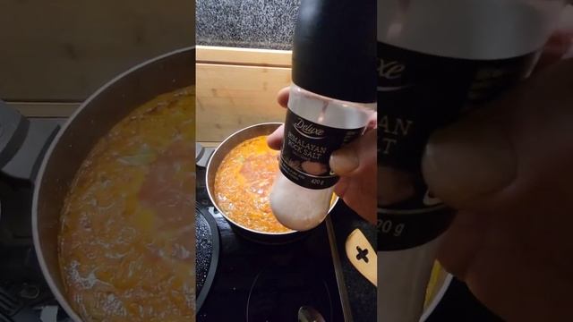 самое вкусное в борщ...это соль из Гималаяв)))