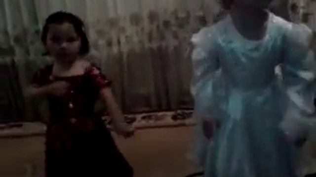 Зажигательный танец двух кыргызских девочек "Кара Жорго" вторая часть смотреть онлайн