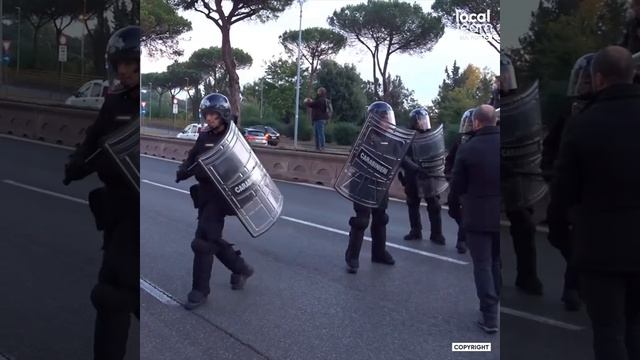 G20, manifestanti bloccano la strada per l'Eur: sgomberati dalla polizia смотреть онлайн