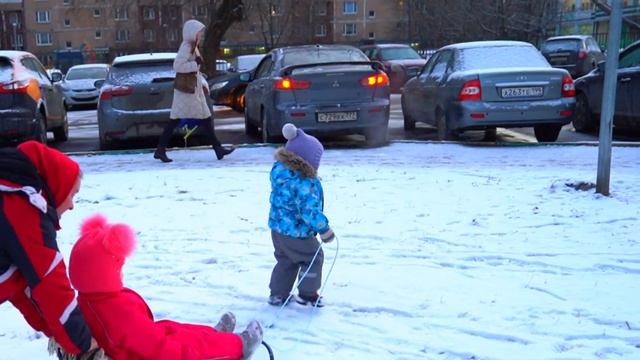 Кира с братиком катается зимой на санках. Видео для детей. смотреть онлайн