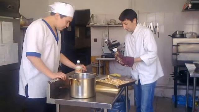 Прикольно танцует повар смотреть онлайн