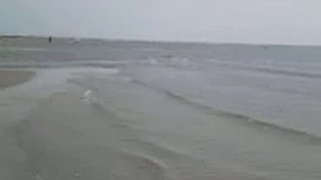 Это азовское море на левом берегу. Водичка чистая. Там отлив моря от берега смотреть онлайн