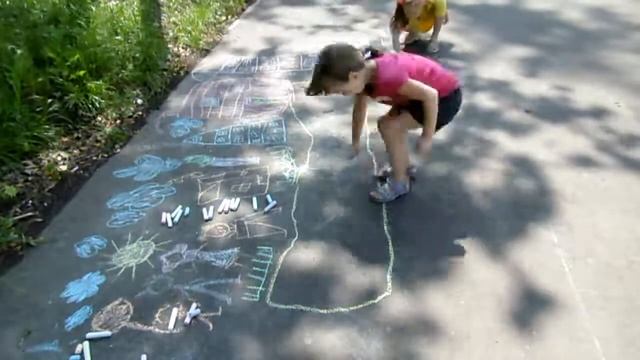 Рисунки на асфальте/ чем занять детей на улице смотреть онлайн