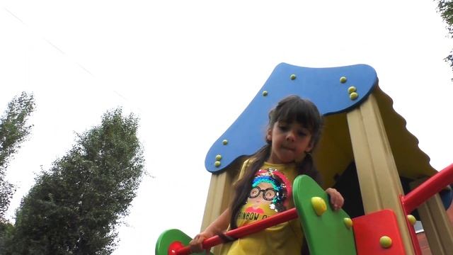 Кукла Беби Бон убежала на игровую площадку. Куклы для детей -Играем в дочки матери. Дарина КАК МАМ смотреть онлайн